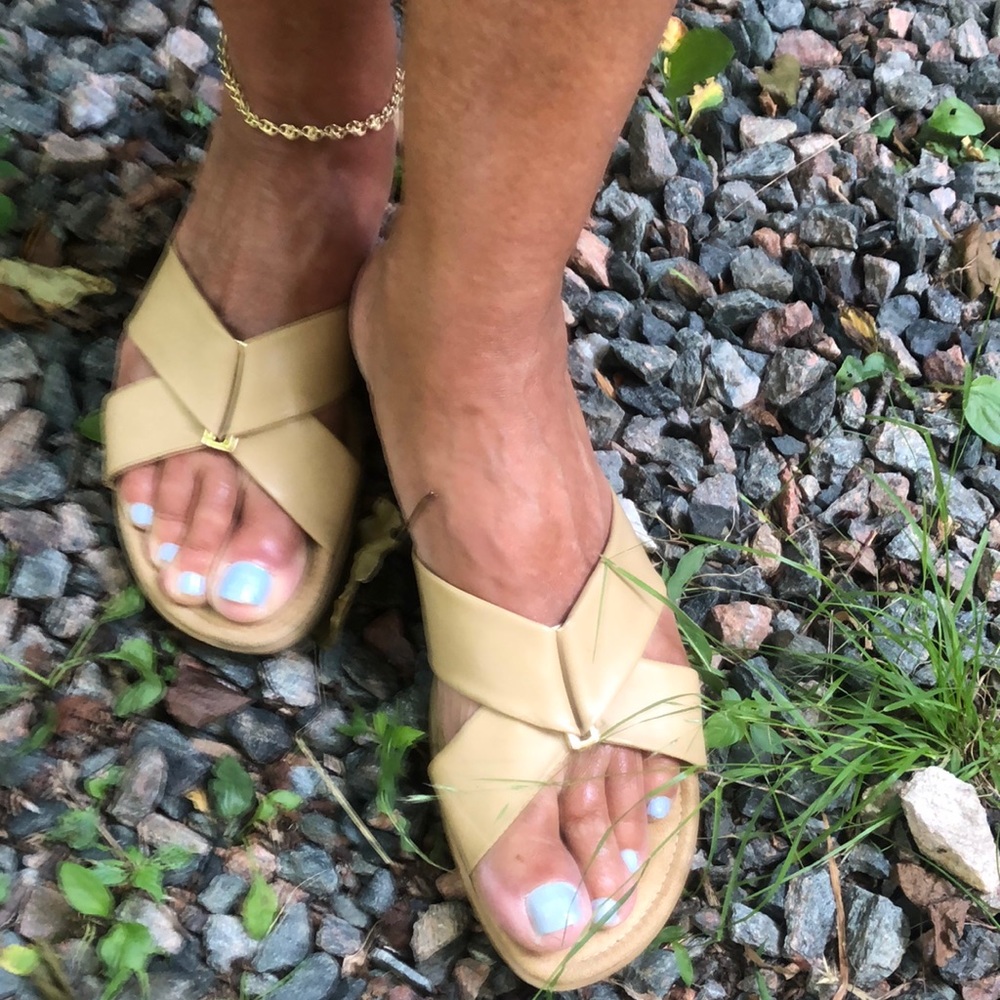 Life-stride 1 1/2” wedge, size 10 sandles. Good condition.